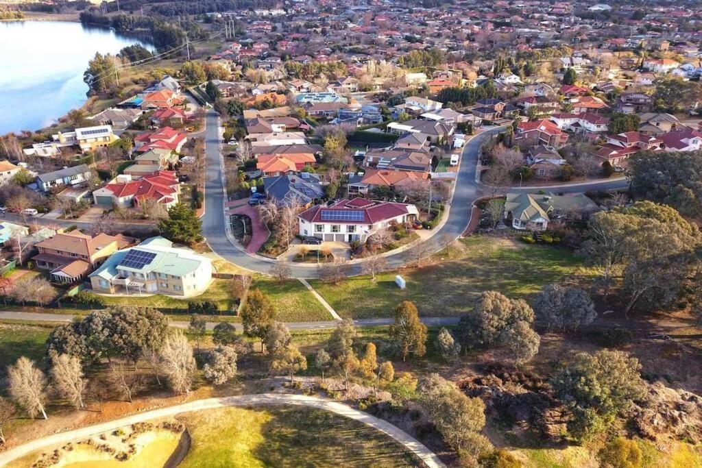 Sweet Holiday Home By The Golf Course Canberra Exteriör bild