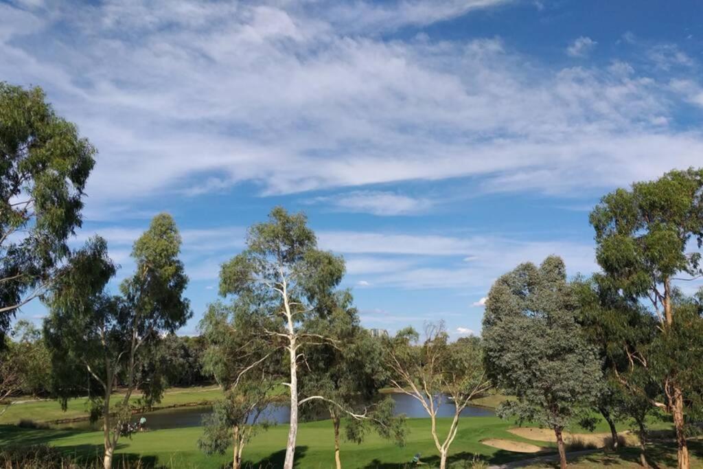 Sweet Holiday Home By The Golf Course Canberra Exteriör bild